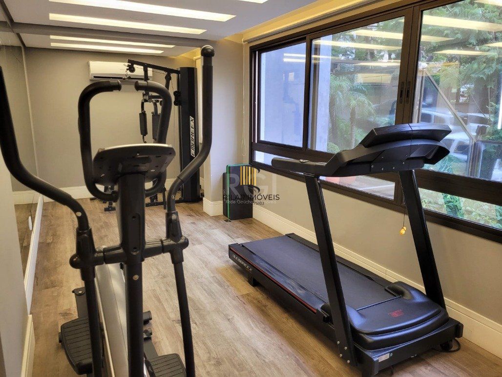 Excelente, amplo e ensolarado apartamento 3 dormitórios sendo 1 suíte, com living 2 ambientes, banheiro social, semimobiliado e com 2 vagas de garagem.