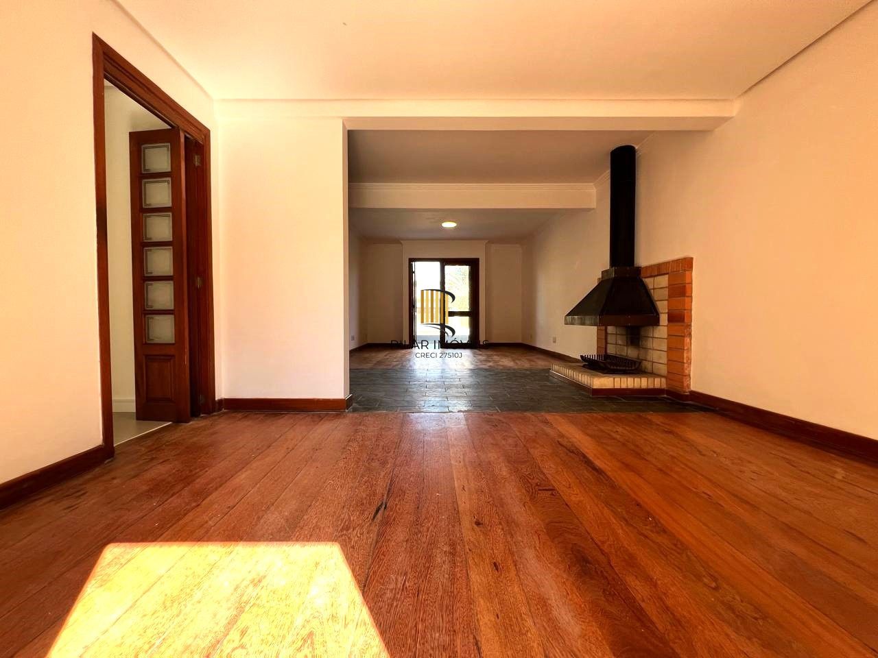 INCRÍVEL CASA COM LAREIRA E ESPAÇO GOOURMET EM CONDOMINIO NO BAIRRO IPANEMA!
