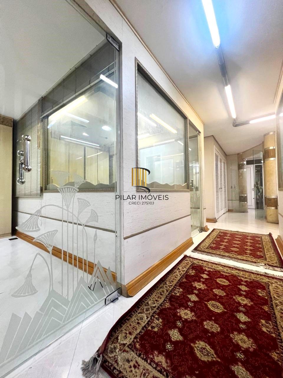 AMPLA SALA COMERCIAL NO CENTRO DE PORTO ALEGRE, DE FRENTE,  MOBILIADA E DECORADA!