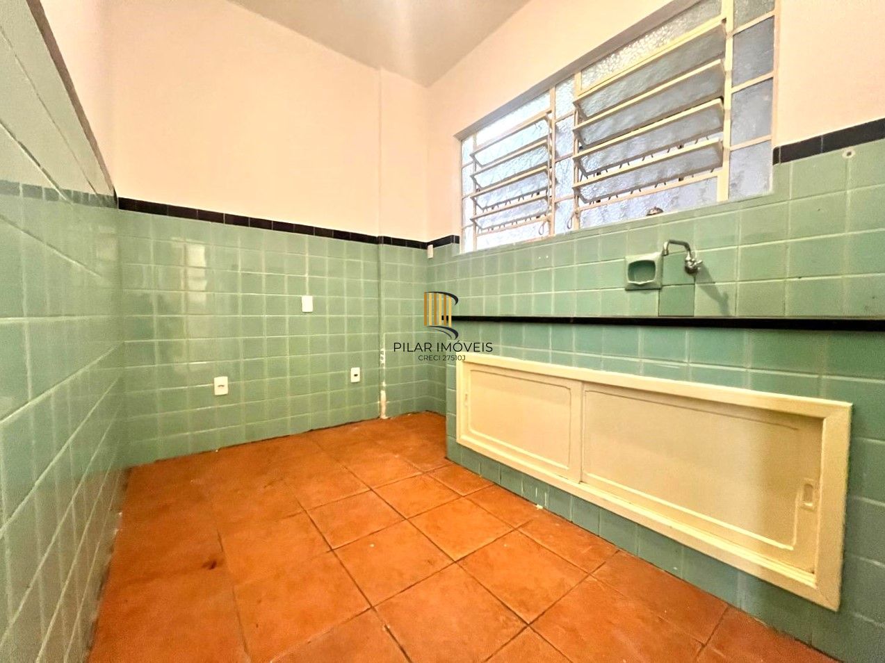 No Centro de Porto Alegre, apartamento 1 dormitório de frente e com sacada!