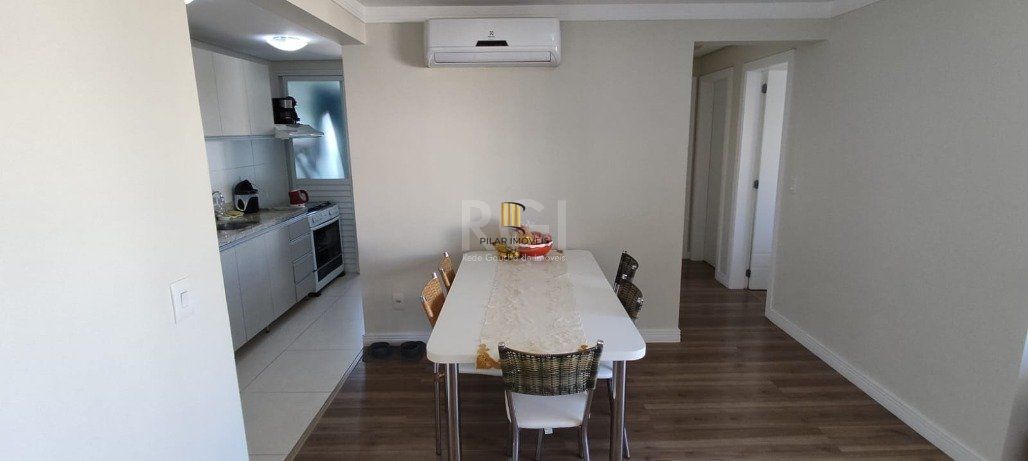 Excelente, amplo e ensolarado apartamento 3 dormitórios sendo 1 suíte, com living 2 ambientes, banheiro social, semimobiliado e com 2 vagas de garagem.