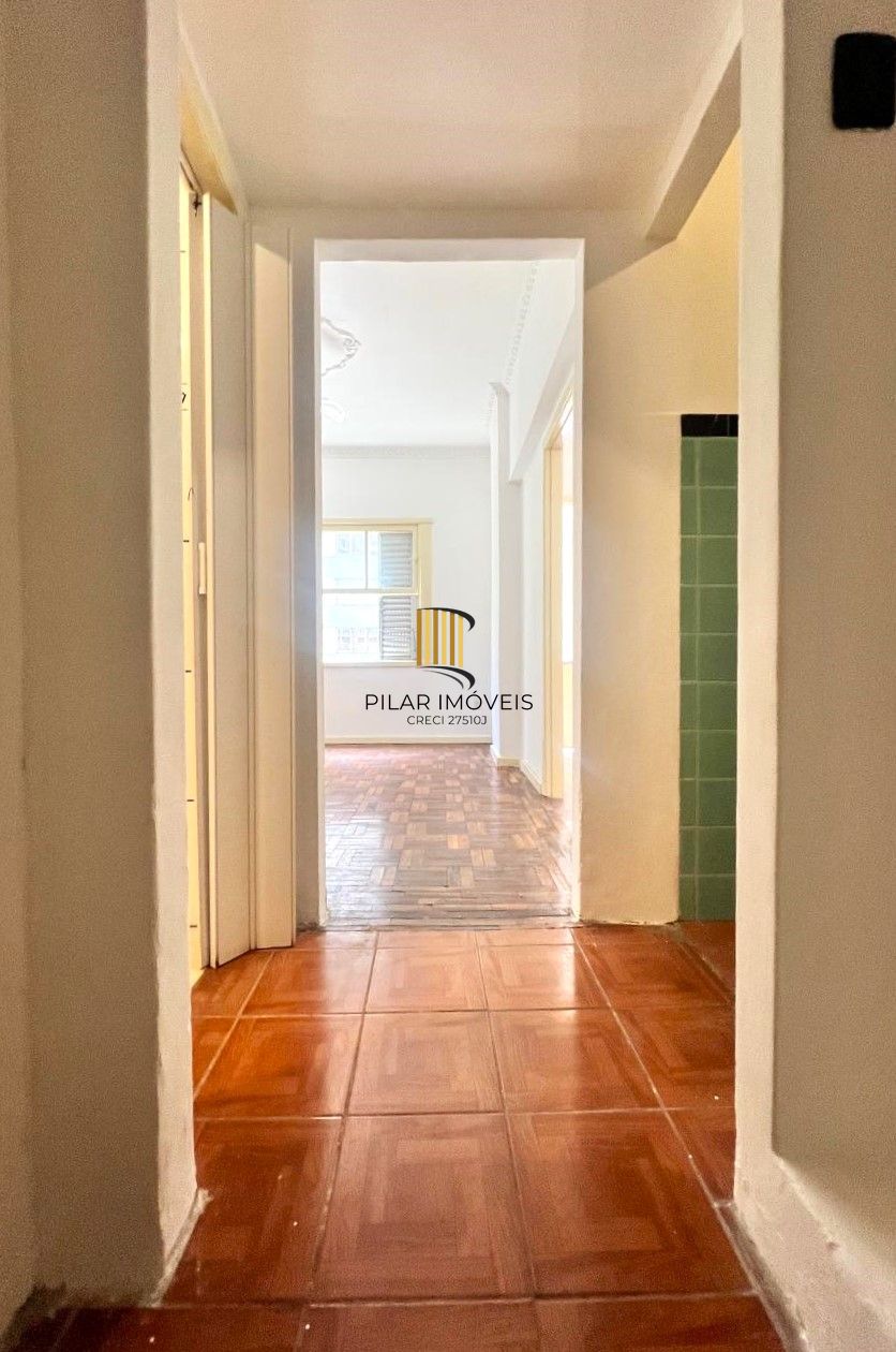 No Centro de Porto Alegre, apartamento 1 dormitório de frente e com sacada!