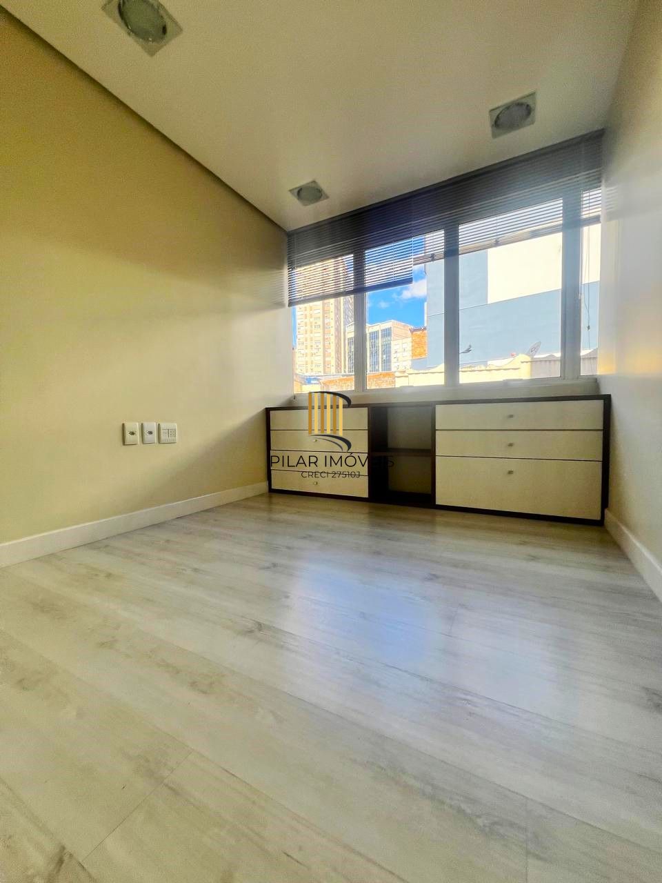 SALA COMERCIAL SEMIMOBILIADA COM VAGA, PARA VENDA OU LOCAÇÃO NO BAIRRO CENTRO HOSTÓRICO!