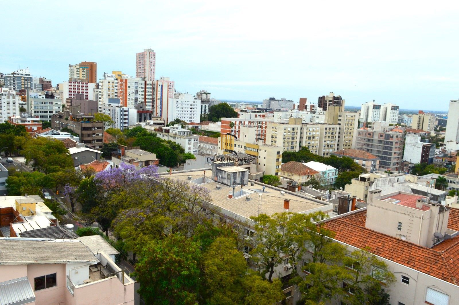 BAIRRO AUXILIADORA - APTO. NOVO 2 DORMITÓRIOS COM 1 SUÍTE E VAGA COBERTA.