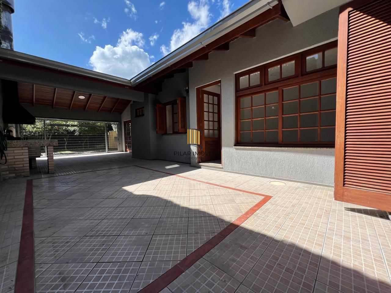 INCRÍVEL CASA COM LAREIRA E ESPAÇO GOOURMET EM CONDOMINIO NO BAIRRO IPANEMA!