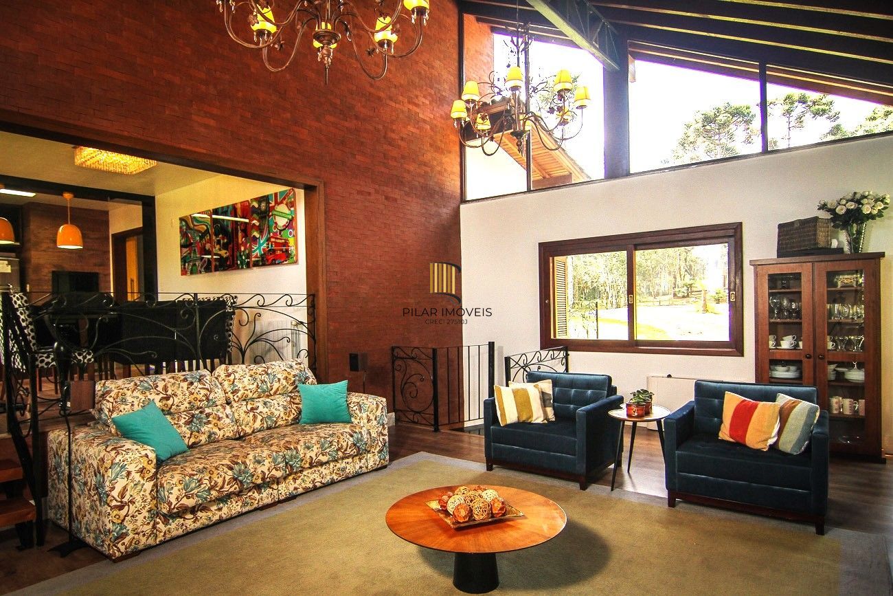 Casa Alto Padrão localizada a 5 quilômetros do centro de Canela, em meio a natureza com 16,600² em localização privilegiada e valorizada..