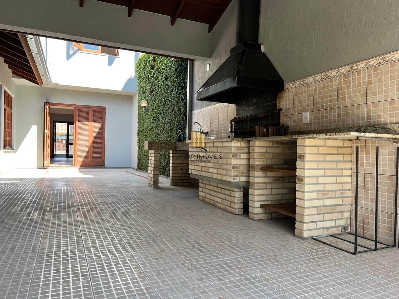 INCRÍVEL CASA COM LAREIRA E ESPAÇO GOOURMET EM CONDOMINIO NO BAIRRO IPANEMA!