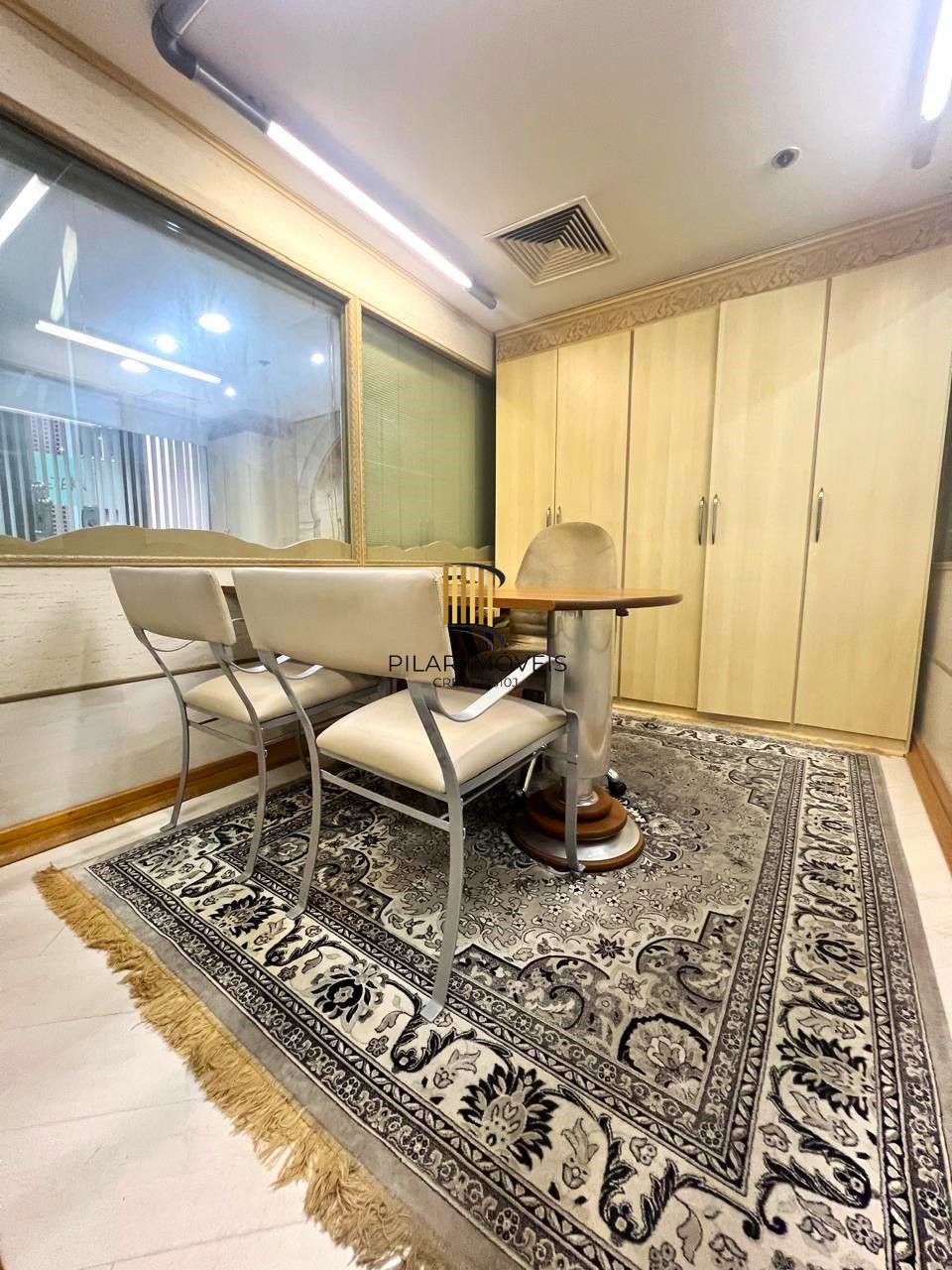 AMPLA SALA COMERCIAL NO CENTRO DE PORTO ALEGRE, DE FRENTE,  MOBILIADA E DECORADA!