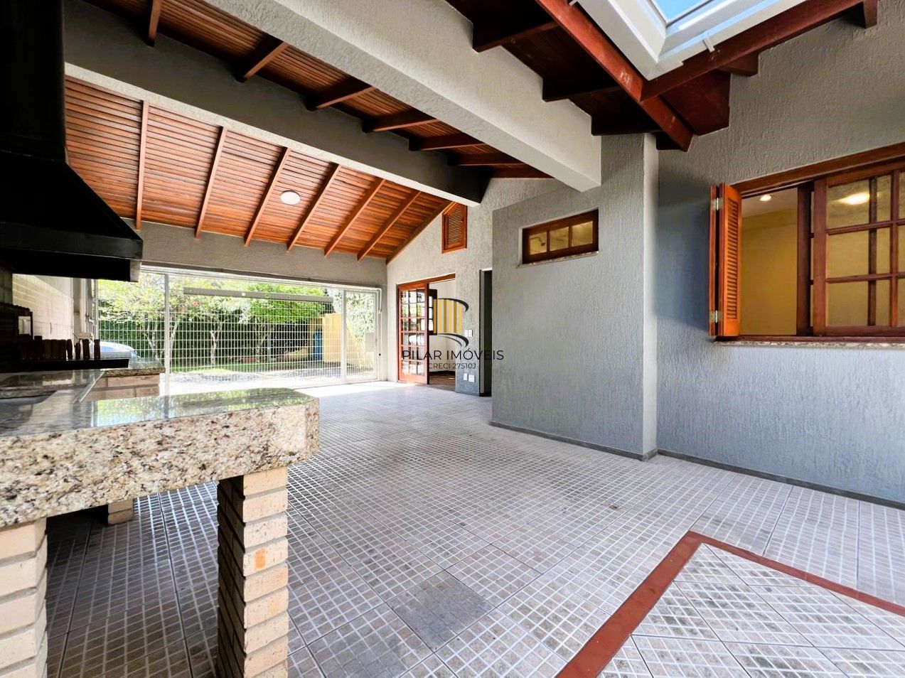 INCRÍVEL CASA COM LAREIRA E ESPAÇO GOOURMET EM CONDOMINIO NO BAIRRO IPANEMA!