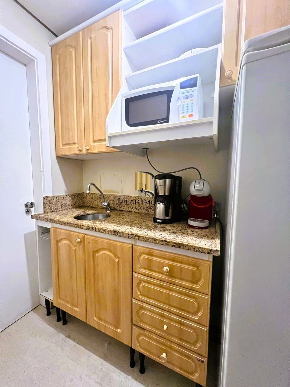 AMPLA SALA COMERCIAL NO CENTRO DE PORTO ALEGRE, DE FRENTE,  MOBILIADA E DECORADA!