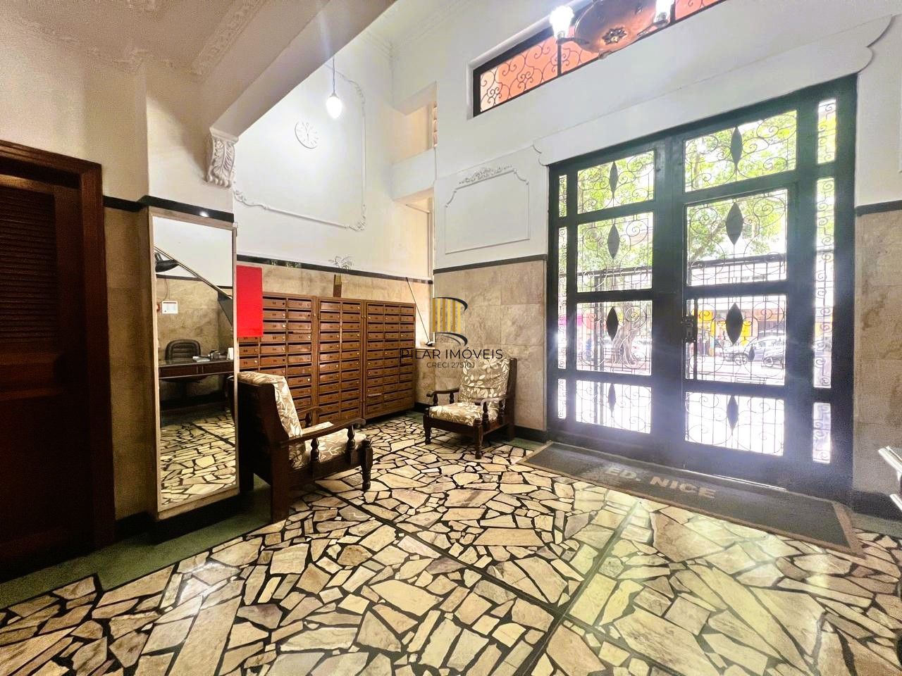 No Centro de Porto Alegre, apartamento 1 dormitório de frente e com sacada!