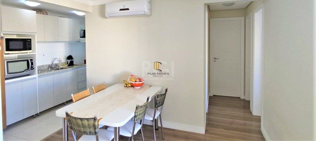 Excelente, amplo e ensolarado apartamento 3 dormitórios sendo 1 suíte, com living 2 ambientes, banheiro social, semimobiliado e com 2 vagas de garagem.