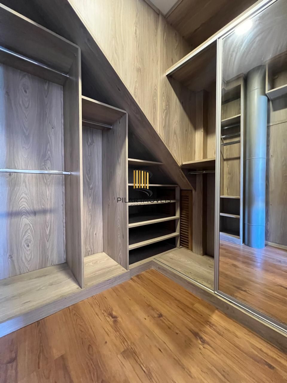 INCRÍVEL CASA COM LAREIRA E ESPAÇO GOOURMET EM CONDOMINIO NO BAIRRO IPANEMA!