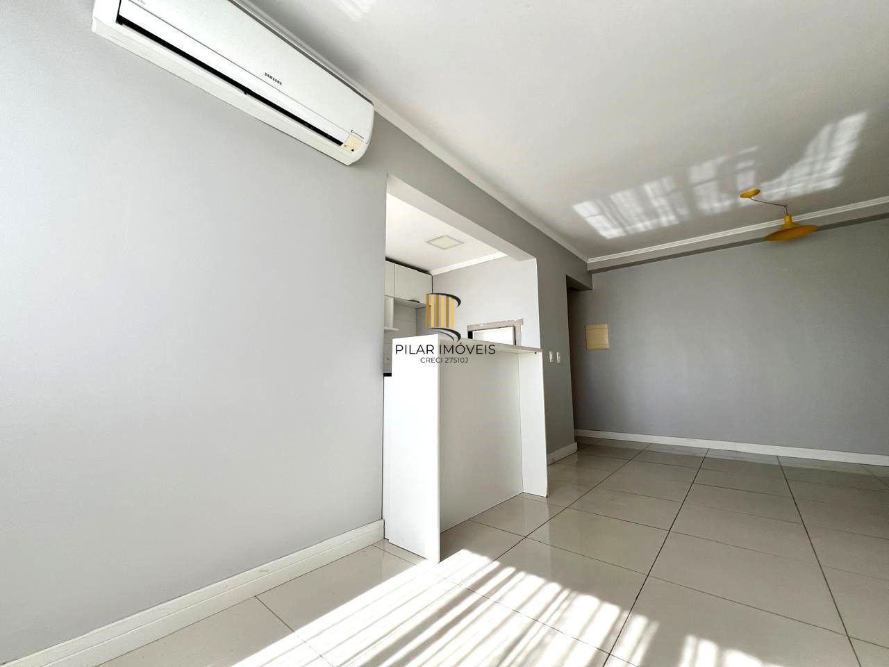 Apartamento 2 dormitórios semimobiliado com box duplo e Infra no Menino Deus