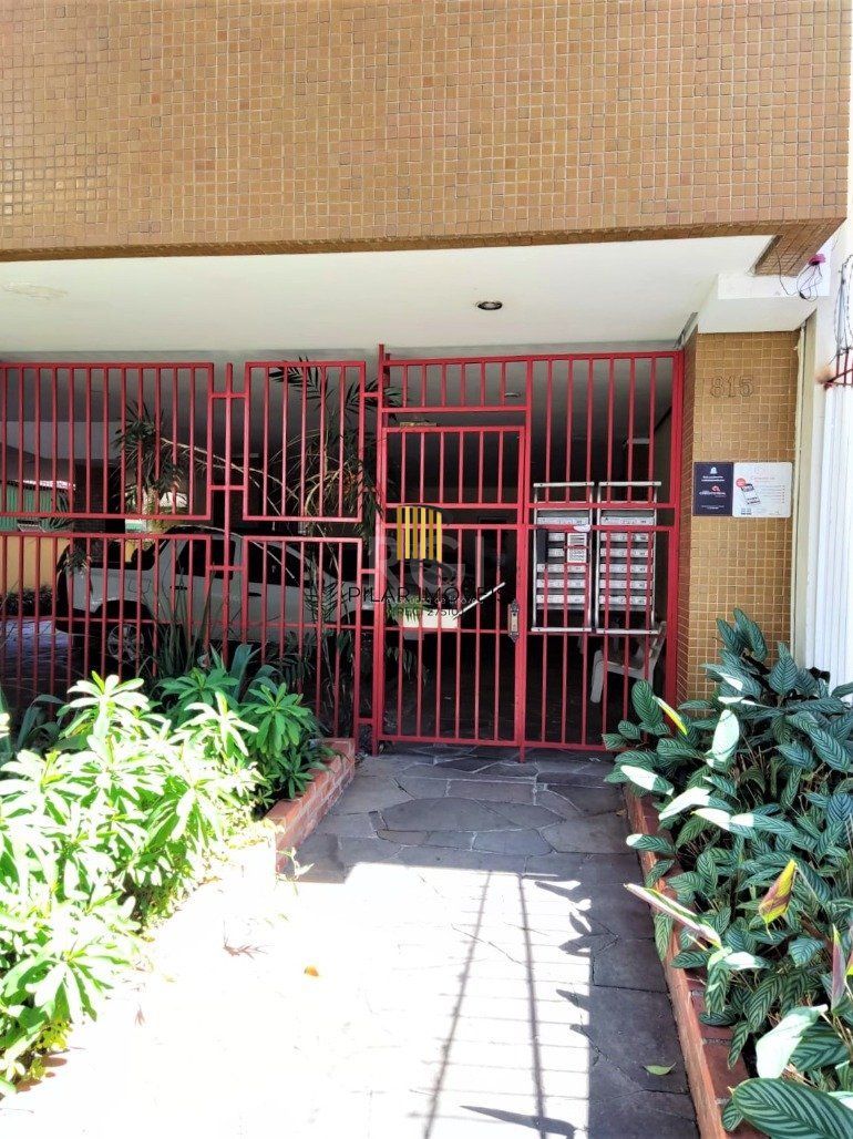 Apartamento 2 dormitórios semimobiliado, living 2 ambientes com lareira, cozinha e área de serviço, banheiro social, sacada e churrasqueira. 