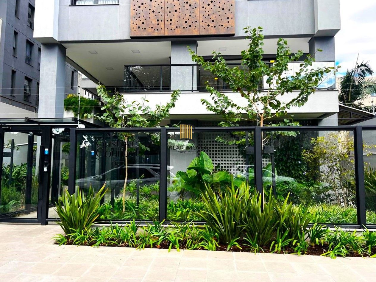 Excelente apartamento 2 dormitórios com sacada e vaga coberta no Petrópolis