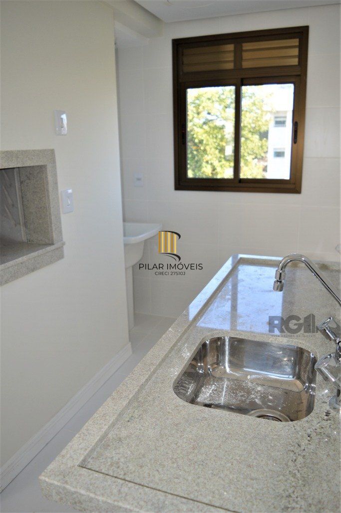 Lindo apartamento 2 dormitórios com 2 suítes, lavabo, vaga de garagem, amplo living 2 ambientes e cozinha com churrasqueira.