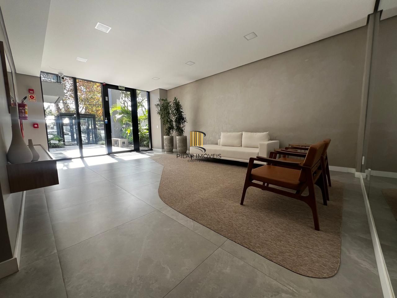 Excelente apartamento 2 dormitórios com sacada e vaga coberta no Petrópolis