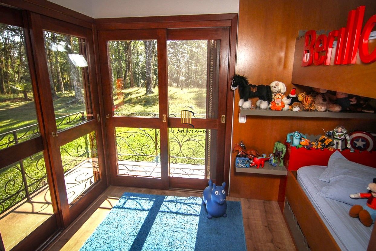 Casa Alto Padrão localizada a 5 quilômetros do centro de Canela, em meio a natureza com 16,600² em localização privilegiada e valorizada..
