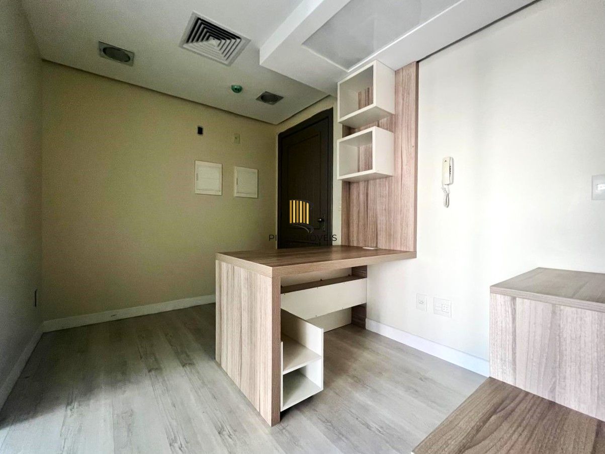 SALA COMERCIAL SEMIMOBILIADA COM VAGA, PARA VENDA OU LOCAÇÃO NO BAIRRO CENTRO HOSTÓRICO!