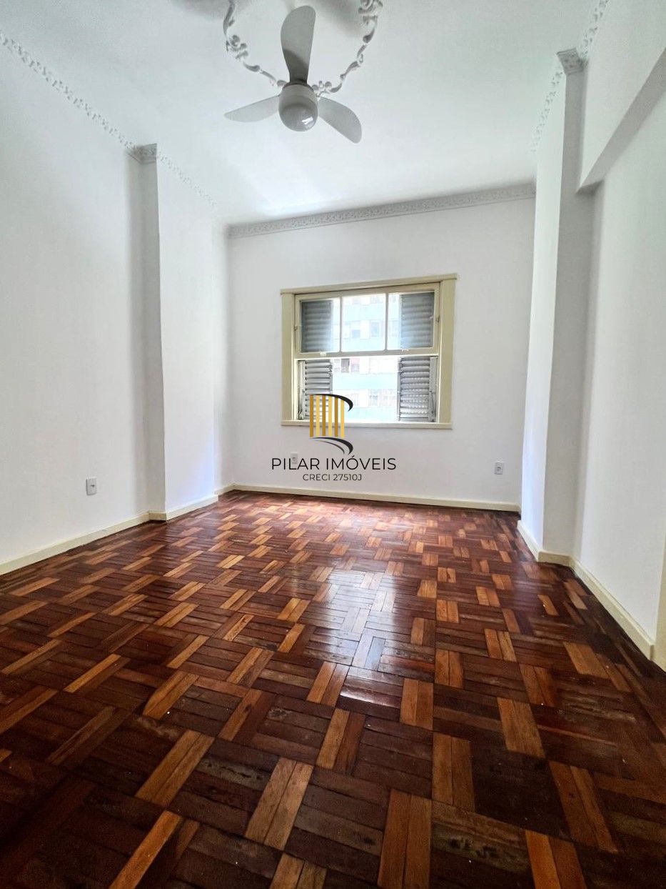 No Centro de Porto Alegre, apartamento 1 dormitório de frente e com sacada!