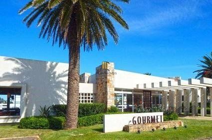 MAGNÍFICA MANSÃO A BEIRA LAGO NO COND. ENSEADA - 6 SUÍTES, 8 BANHEIROS E 2 VAGAS