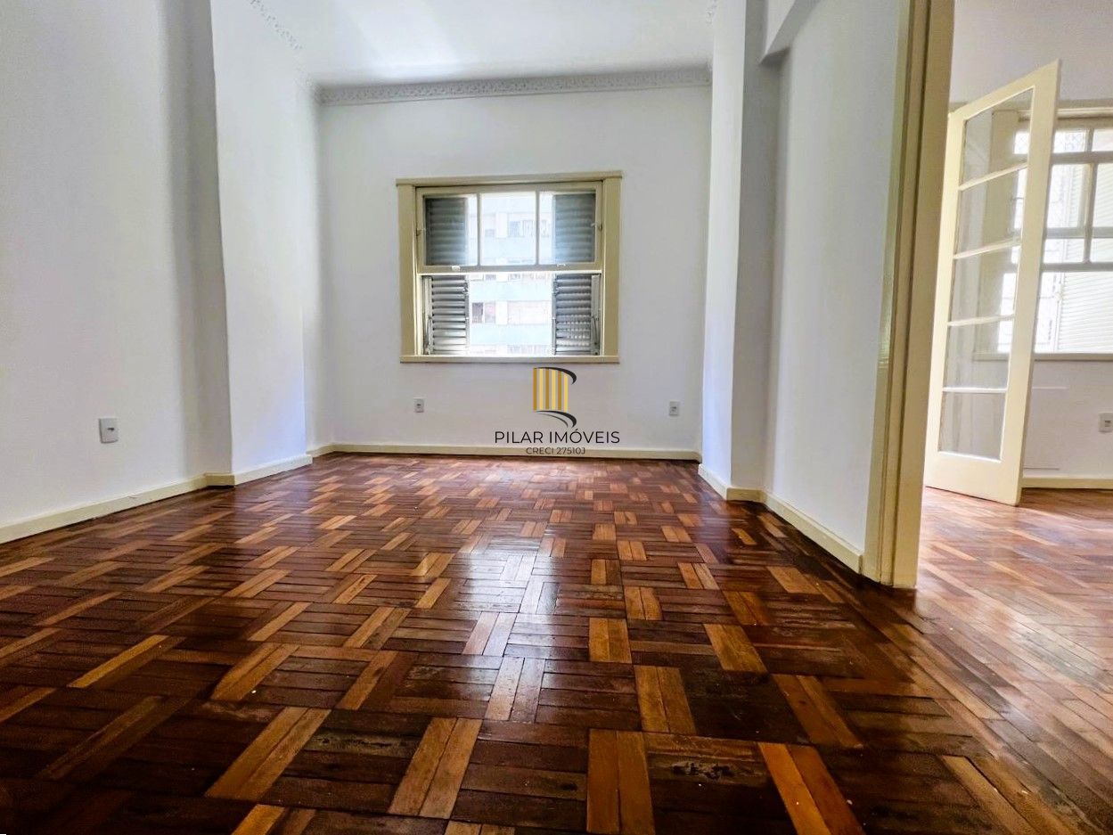 No Centro de Porto Alegre, apartamento 1 dormitório de frente e com sacada!