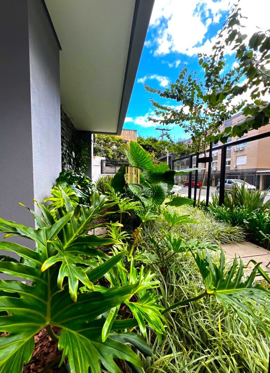 Excelente apartamento 2 dormitórios com sacada e vaga coberta no Petrópolis