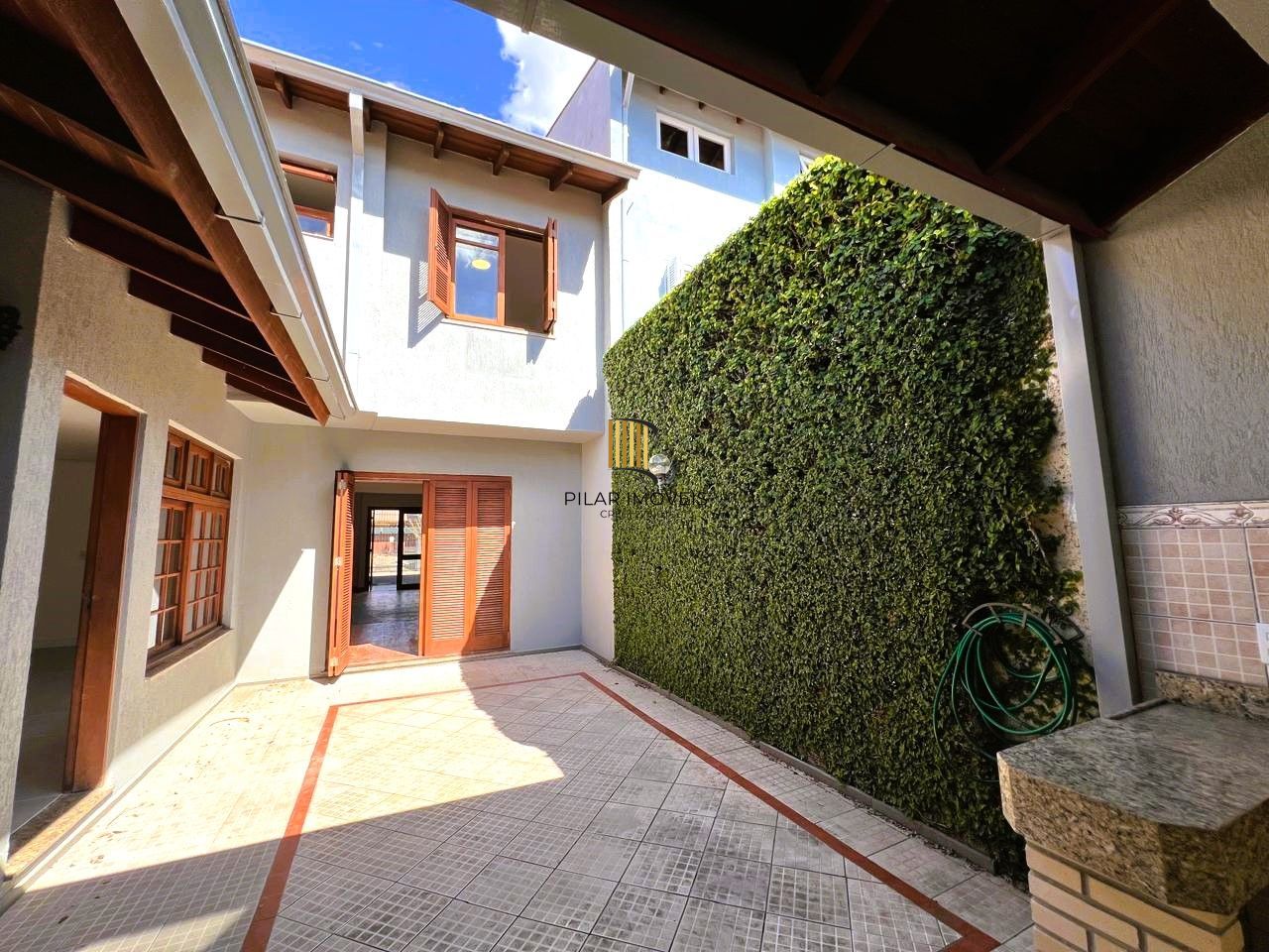 INCRÍVEL CASA COM LAREIRA E ESPAÇO GOOURMET EM CONDOMINIO NO BAIRRO IPANEMA!