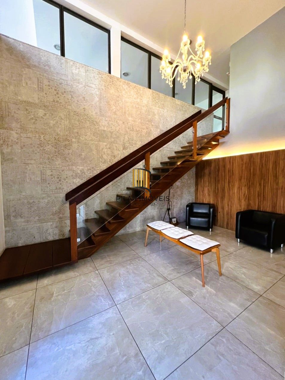 Apartamento 2 dormitórios semimobiliado com box duplo e Infra no Menino Deus