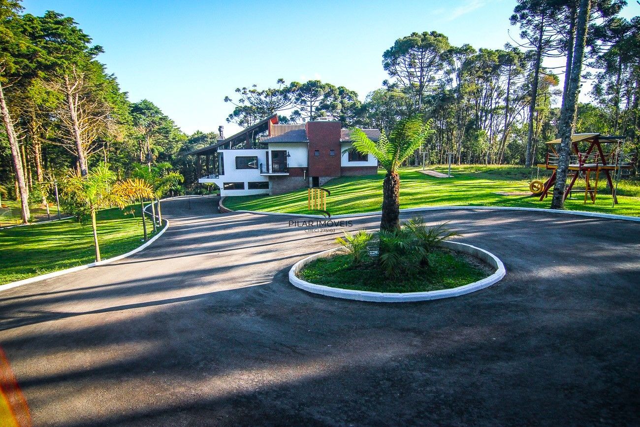 Casa Alto Padrão localizada a 5 quilômetros do centro de Canela, em meio a natureza com 16,600² em localização privilegiada e valorizada.. - Pilar Imóveis