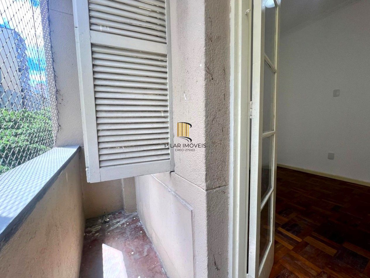 No Centro de Porto Alegre, apartamento 1 dormitório de frente e com sacada!