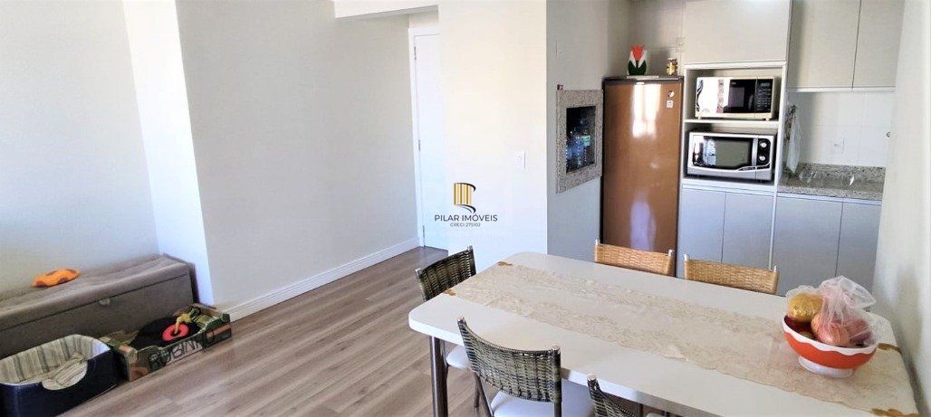 Excelente, amplo e ensolarado apartamento 3 dormitórios sendo 1 suíte, com living 2 ambientes, banheiro social, semimobiliado e com 2 vagas de garagem.