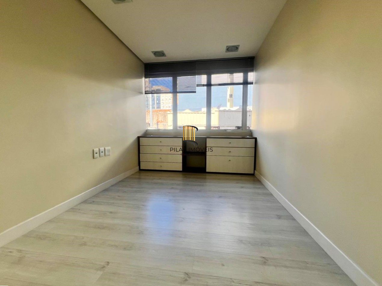 SALA COMERCIAL SEMIMOBILIADA COM VAGA, PARA VENDA OU LOCAÇÃO NO BAIRRO CENTRO HOSTÓRICO!