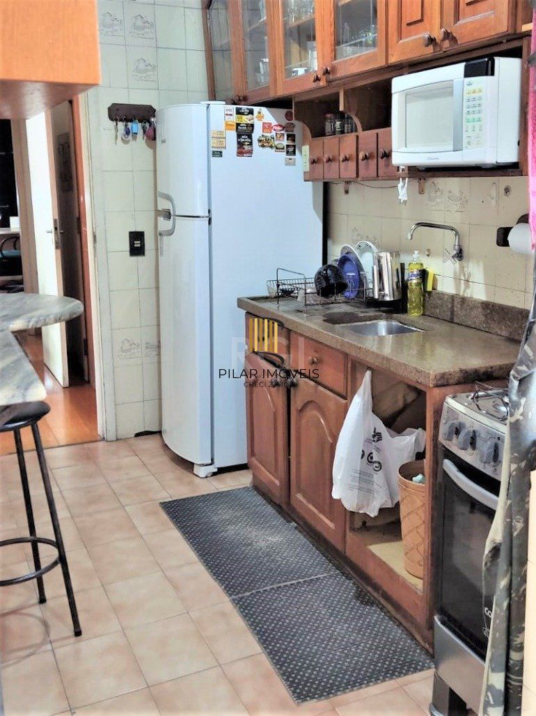 Apartamento 2 dormitórios semimobiliado, living 2 ambientes com lareira, cozinha e área de serviço, banheiro social, sacada e churrasqueira. 