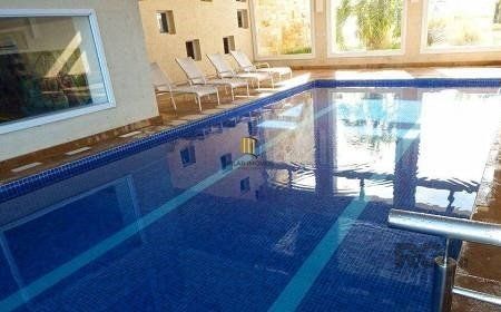MAGNÍFICA MANSÃO A BEIRA LAGO NO COND. ENSEADA - 6 SUÍTES, 8 BANHEIROS E 2 VAGAS