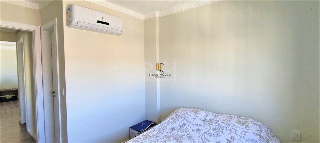 Excelente, amplo e ensolarado apartamento 3 dormitórios sendo 1 suíte, com living 2 ambientes, banheiro social, semimobiliado e com 2 vagas de garagem.