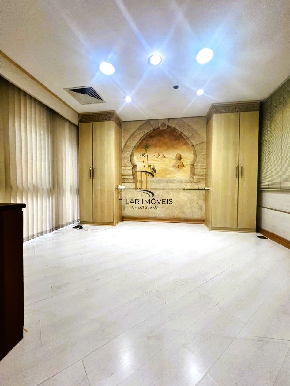 AMPLA SALA COMERCIAL NO CENTRO DE PORTO ALEGRE, DE FRENTE,  MOBILIADA E DECORADA!