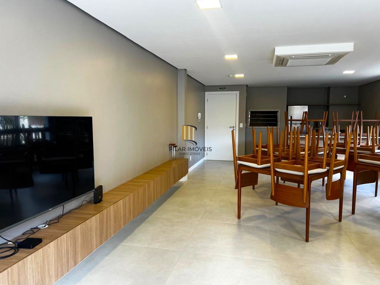 Excelente apartamento 2 dormitórios com sacada e vaga coberta no Petrópolis