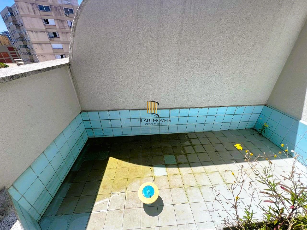 Cobertura 1 dormitório semi mobiliada com piscina e vaga no Bom Fim