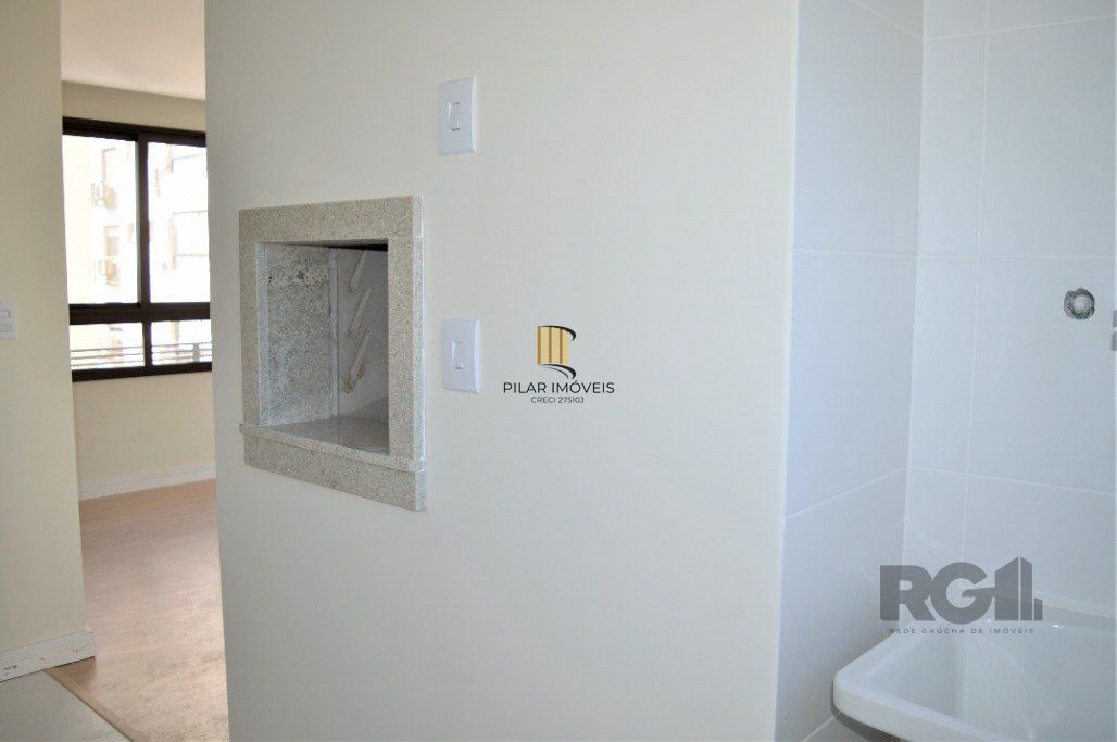 Lindo apartamento 2 dormitórios com 2 suítes, lavabo, vaga de garagem, amplo living 2 ambientes e cozinha com churrasqueira.