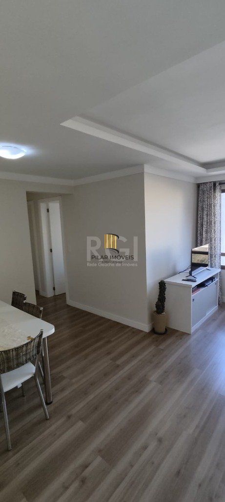 Excelente, amplo e ensolarado apartamento 3 dormitórios sendo 1 suíte, com living 2 ambientes, banheiro social, semimobiliado e com 2 vagas de garagem.
