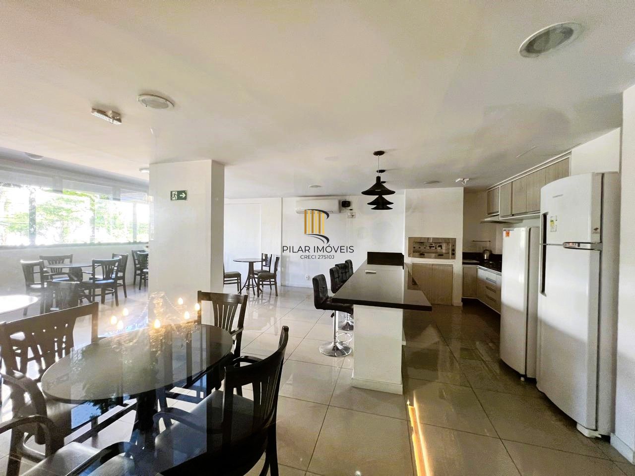 Apartamento 2 dormitórios semimobiliado com box duplo e Infra no Menino Deus