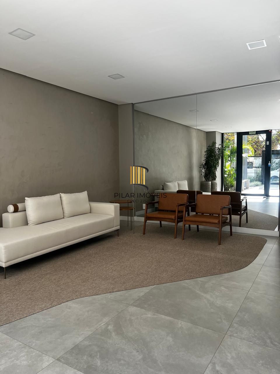 Excelente apartamento 2 dormitórios com sacada e vaga coberta no Petrópolis