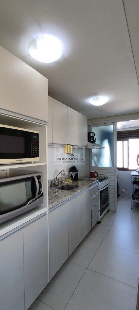 Excelente, amplo e ensolarado apartamento 3 dormitórios sendo 1 suíte, com living 2 ambientes, banheiro social, semimobiliado e com 2 vagas de garagem.
