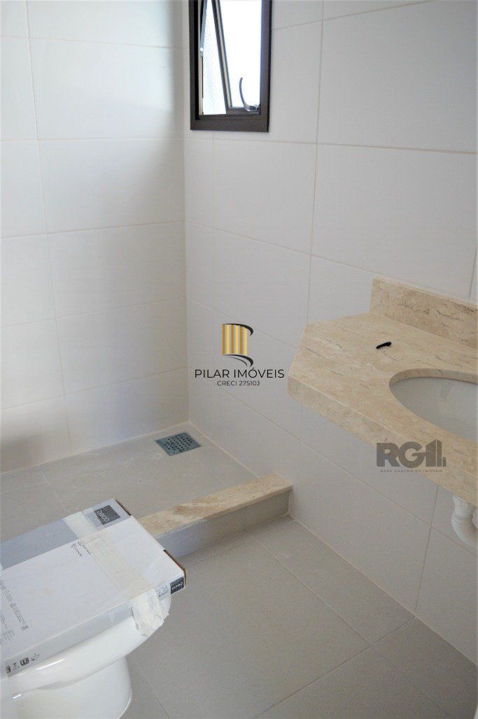 Lindo apartamento 2 dormitórios com 2 suítes, lavabo, vaga de garagem, amplo living 2 ambientes e cozinha com churrasqueira.