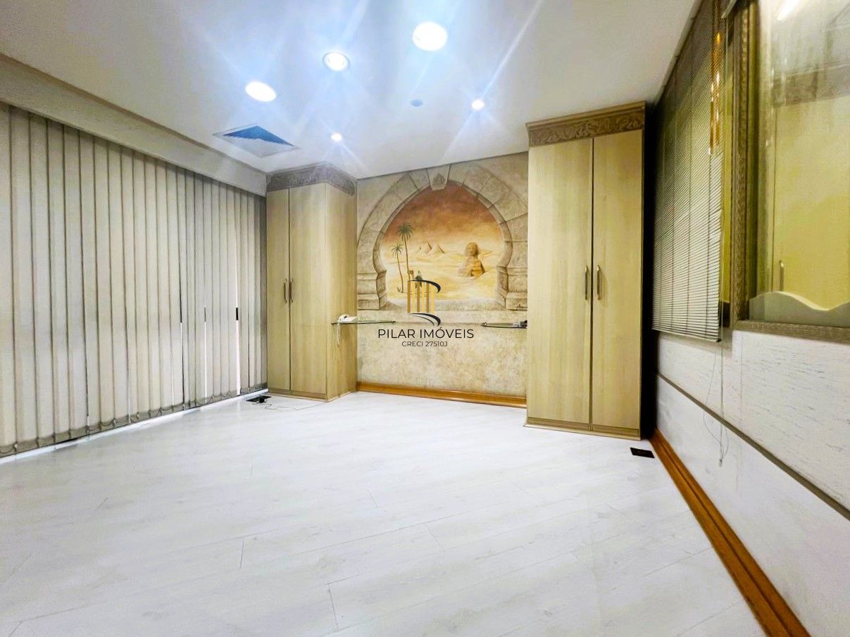 AMPLA SALA COMERCIAL NO CENTRO DE PORTO ALEGRE, DE FRENTE,  MOBILIADA E DECORADA!