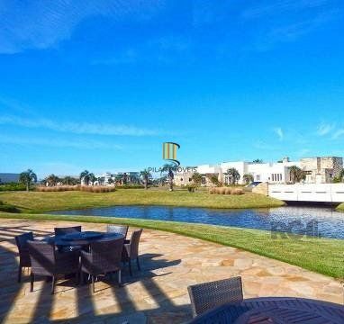 MAGNÍFICA MANSÃO A BEIRA LAGO NO COND. ENSEADA - 6 SUÍTES, 8 BANHEIROS E 2 VAGAS