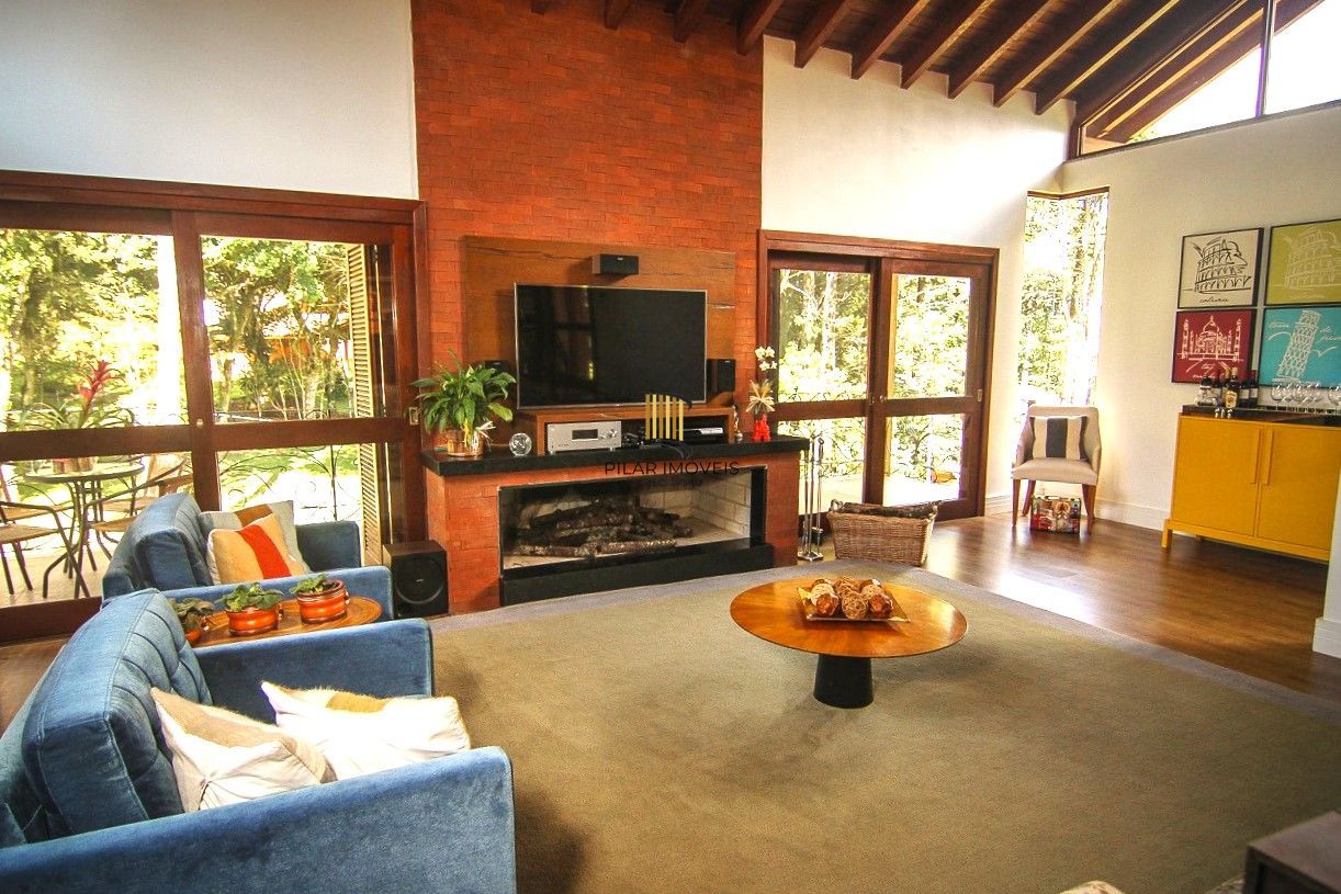 Casa Alto Padrão localizada a 5 quilômetros do centro de Canela, em meio a natureza com 16,600² em localização privilegiada e valorizada..