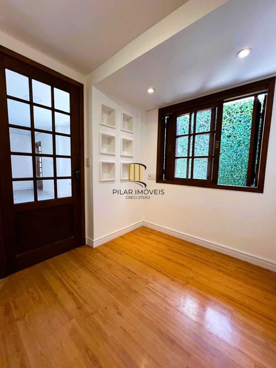 INCRÍVEL CASA COM LAREIRA E ESPAÇO GOOURMET EM CONDOMINIO NO BAIRRO IPANEMA!